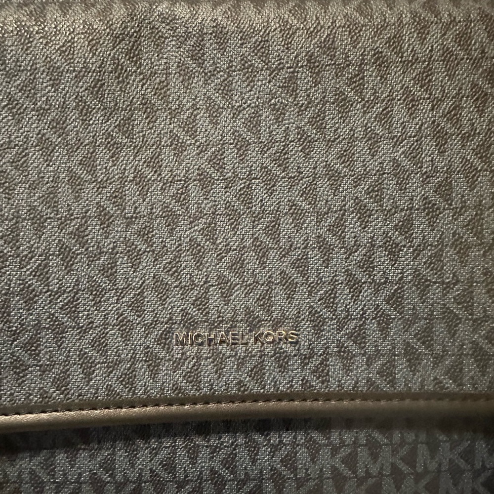 Quality Michael Kors leather laptop case. It’s unisex!